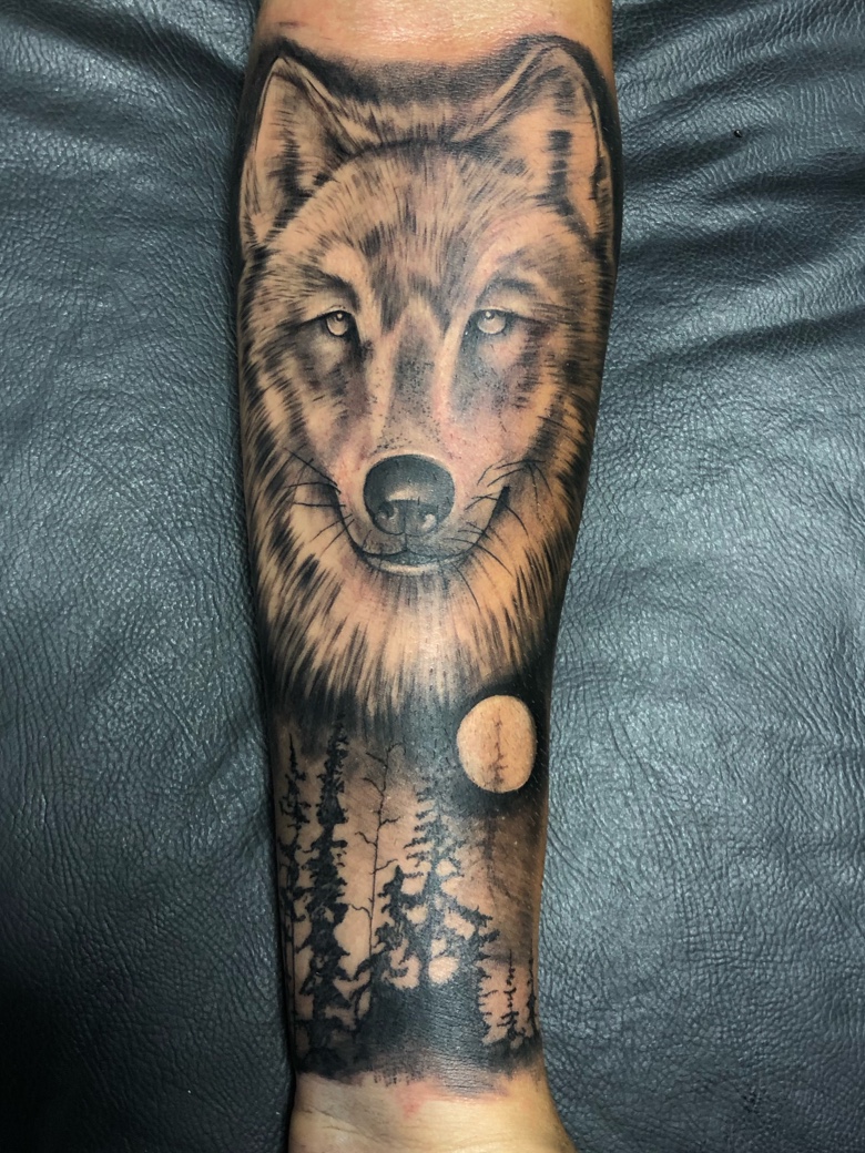 Tatuagem realista de lobo feita no Dark Trace Tattoo Studio